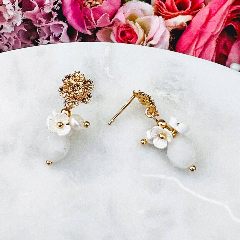 SchwesterSchwester Kleine Vergoldete Ohrstecker Mit Blüten Und Perle In Weiß