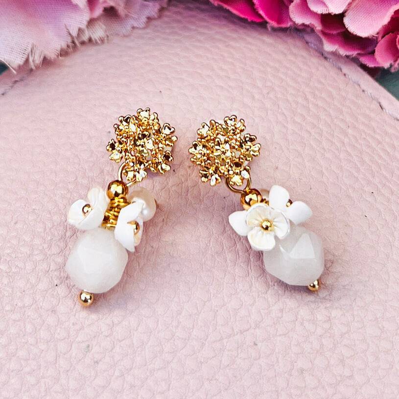 SchwesterSchwester Kleine vergoldete Ohrstecker mit Blüten und Perle in Weiß