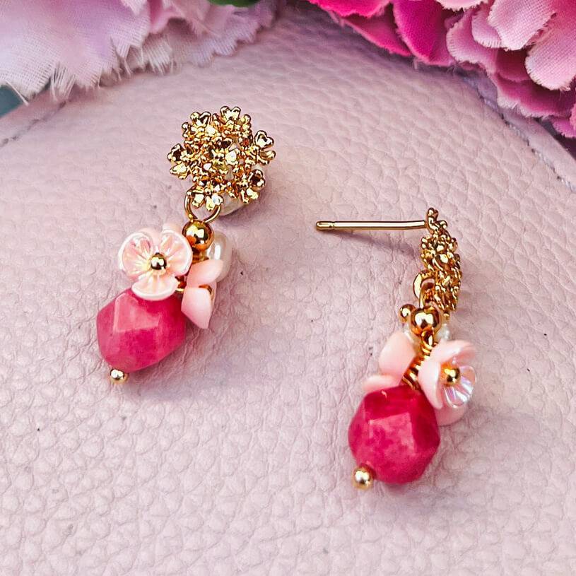 SchwesterSchwester Kleine Vergoldete Ohrstecker Mit Blüten Und Perle In Rosa Und Pink