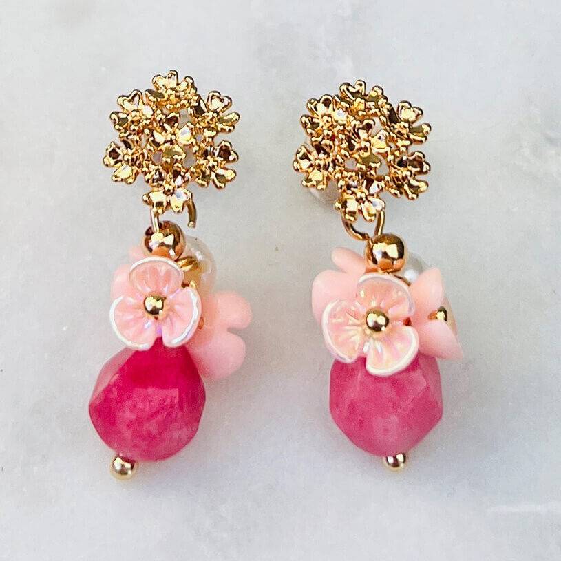 SchwesterSchwester Kleine Vergoldete Ohrstecker Mit Blüten Und Perle In Rosa Und Pink