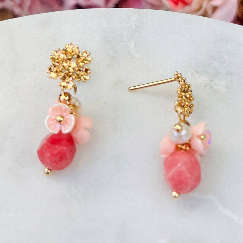 SchwesterSchwester Kleine Vergoldete Ohrstecker Mit Blüten Und Perle In Rosa Und Pink