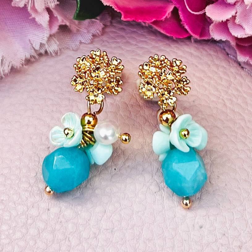 SchwesterSchwester Kleine vergoldete Ohrstecker mit Blüten und Perle in Türkis