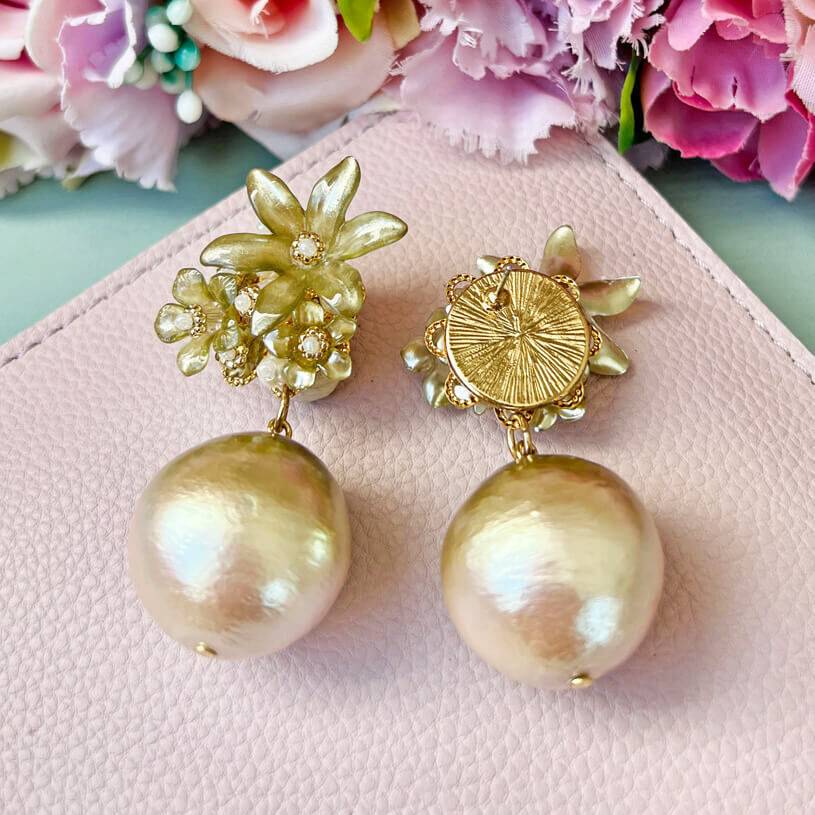 SchwesterSchwester Lindgrüne Blüten-Ohrstecker Mit Federleichter Baumwollkugel