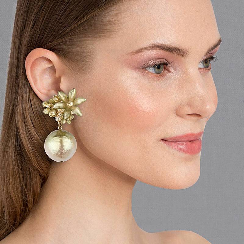 SchwesterSchwester Lindgrüne Blüten-Ohrstecker Mit Federleichter Baumwollkugel