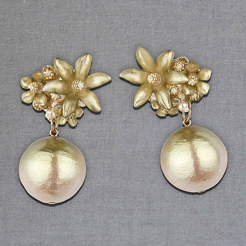 SchwesterSchwester Lindgrüne Blüten-Ohrstecker Mit Federleichter Baumwollkugel