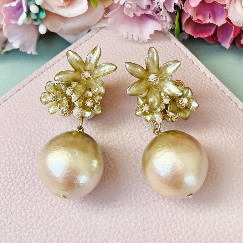 SchwesterSchwester Lindgrüne Blüten-Ohrstecker mit federleichter Baumwollkugel