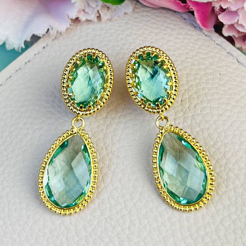 SchwesterSchwester Lindgrüne Tropfenohrringe mit funkelnden facettierten Tropfen