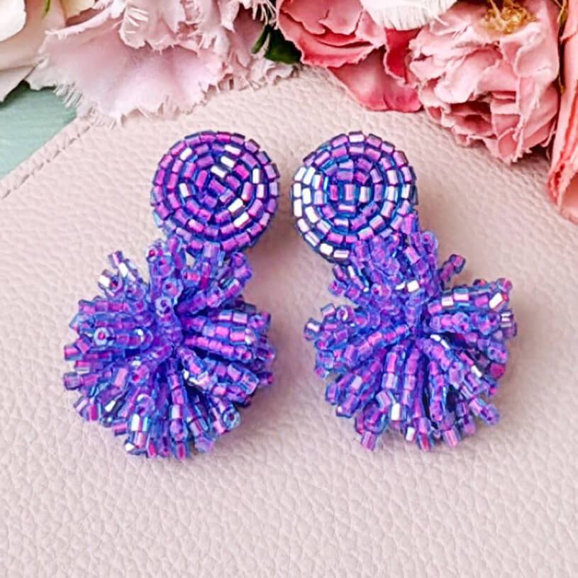 SchwesterSchwester Moderne Statementohrringe aus Perlen in Rosa mit Blauschimmer