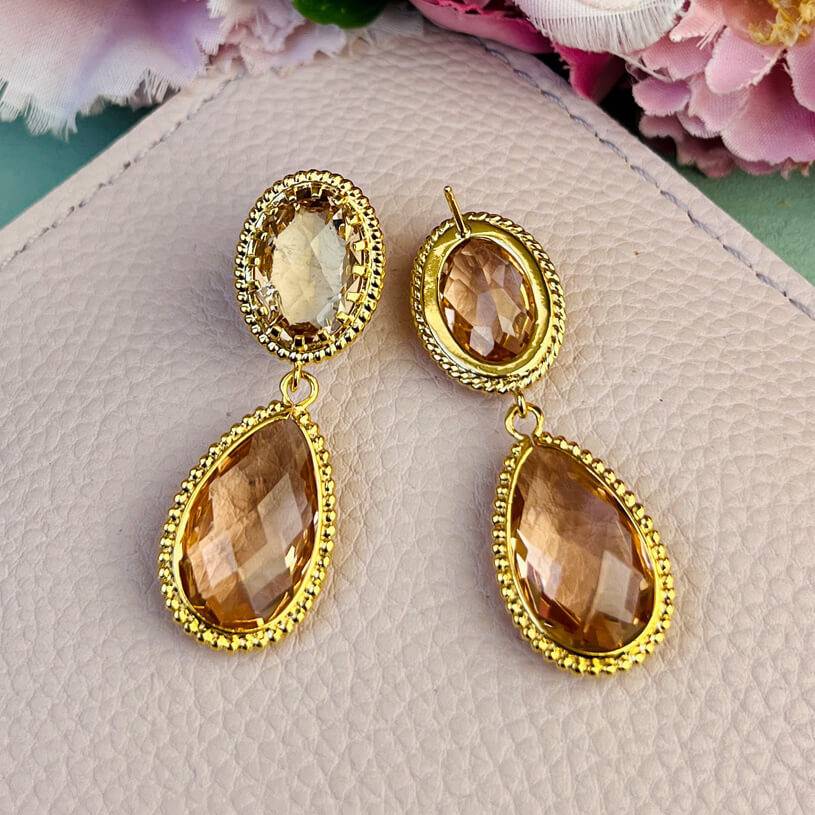 SchwesterSchwester Nudefarbene Tropfenohrringe Mit Funkelnden Facettierten Tropfen