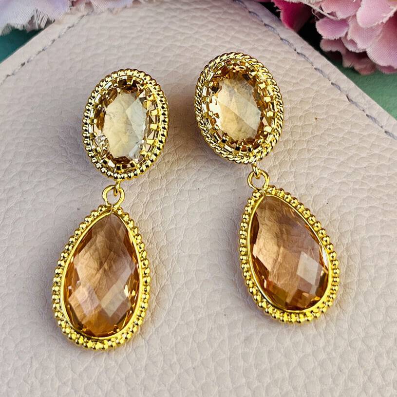 SchwesterSchwester Nudefarbene Tropfenohrringe mit funkelnden facettierten Tropfen