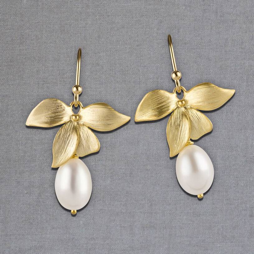 SchwesterSchwester Ohrhänger und vierblättrige Blüte mit edler Süßwasserperle von Janne von der Heide