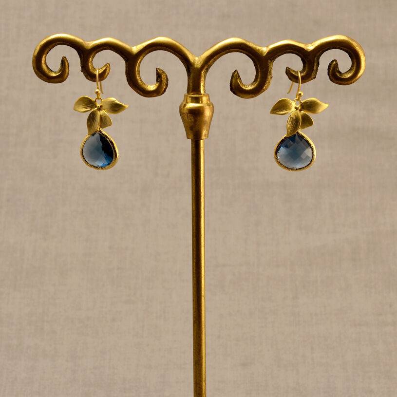 SchwesterSchwester Ohrhänger Und Vierblättrige Blüte Mit Facettiertem Tropfen In Nachtblau Von Janne Von Der Heide