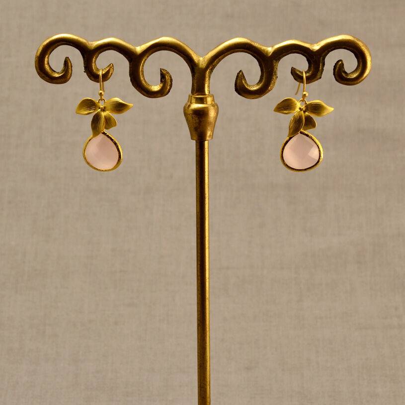 SchwesterSchwester Ohrhänger Und Vierblättrige Blüte Mit Facettiertem Tropfen In Zartrosa Von Janne Von Der Heide