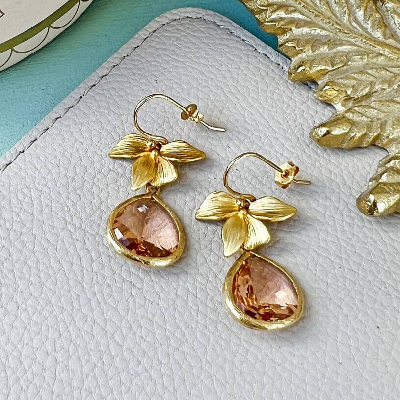 SchwesterSchwester Ohrhänger und vierblättrige Blüte mit Tropfen in Champagner von Janne von der Heide