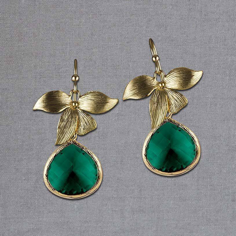 SchwesterSchwester Ohrhänger und vierblättrige Blüte mit Tropfen in Smaragdgrün von Janne von der Heide