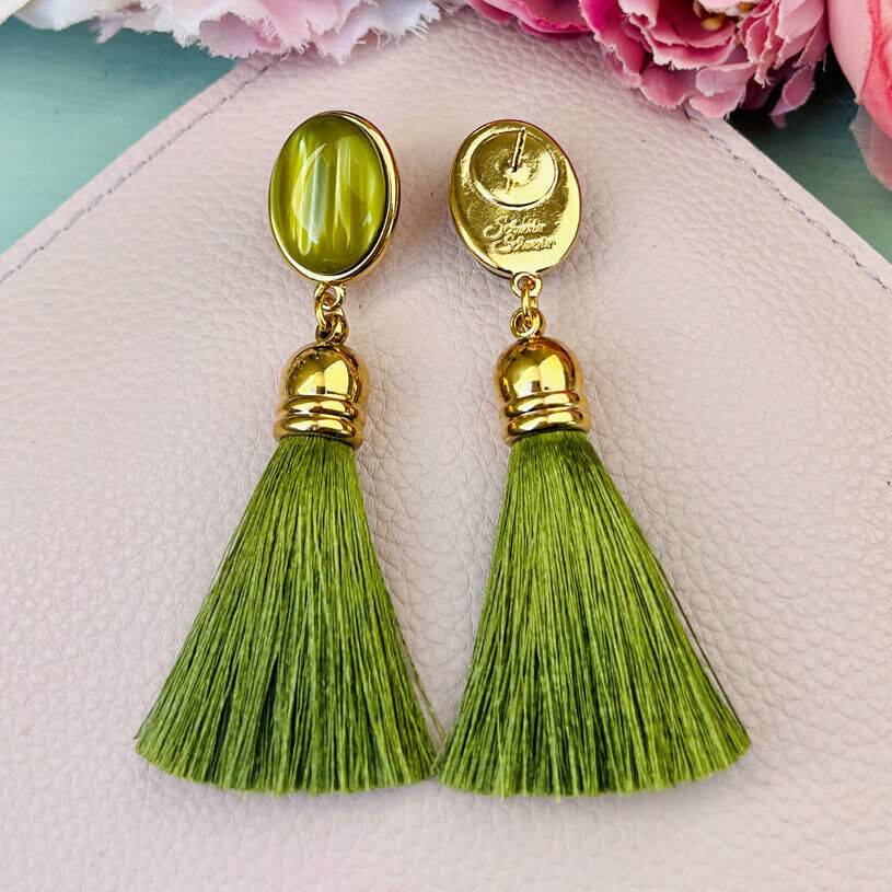 SchwesterSchwester Ohrringe Als Ohrstecker In Senfgelb-Grün Mit Quaste Von AmuseToi