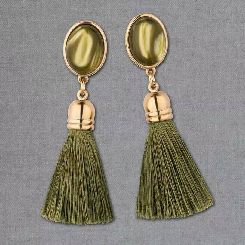 SchwesterSchwester Ohrringe Als Ohrstecker In Senfgelb-Grün Mit Quaste Von AmuseToi