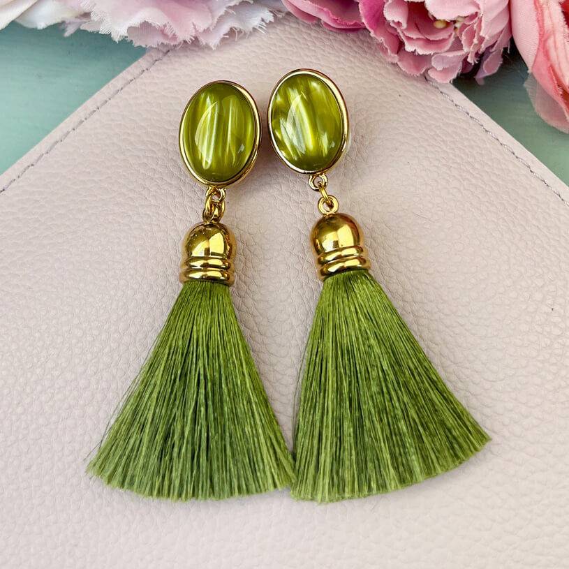 SchwesterSchwester Ohrringe als Ohrstecker in Senfgelb-Grün mit Quaste von AmuseToi