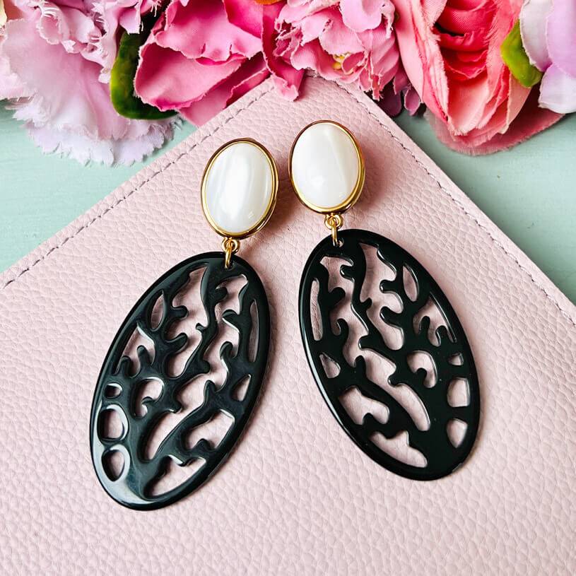 SchwesterSchwester Ohrstecker In Perlmutt Mit Schwarzem Ornament In Korallenoptik