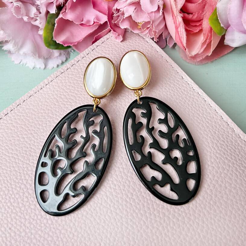 SchwesterSchwester Ohrstecker In Perlmutt Mit Schwarzem Ornament In Korallenoptik