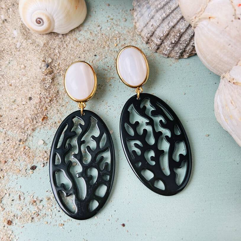 SchwesterSchwester Ohrstecker In Perlmutt Mit Schwarzem Ornament In Korallenoptik