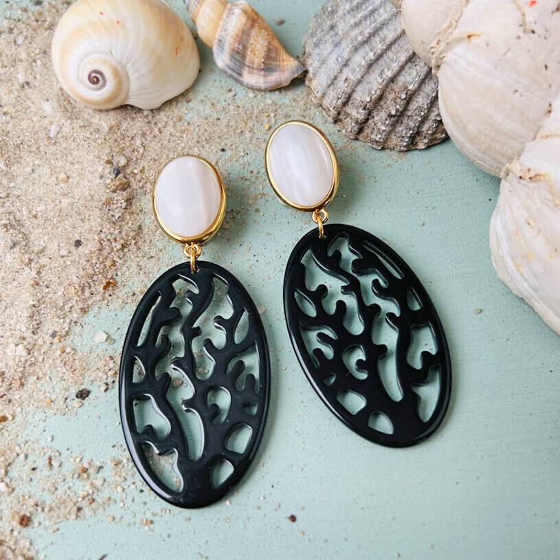 SchwesterSchwester Ohrstecker in Perlmutt mit schwarzem Ornament in Korallenoptik