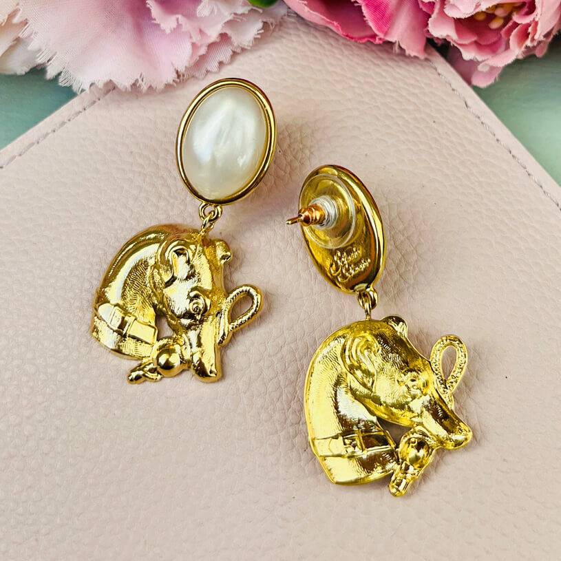 SchwesterSchwester Ohrstecker In Perlmuttfarben Mit Jagdhund Von AmuseToi