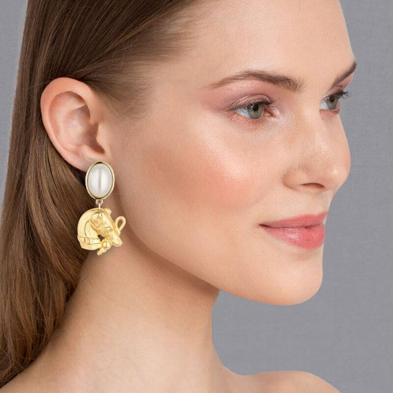 SchwesterSchwester Ohrstecker In Perlmuttfarben Mit Jagdhund Von AmuseToi