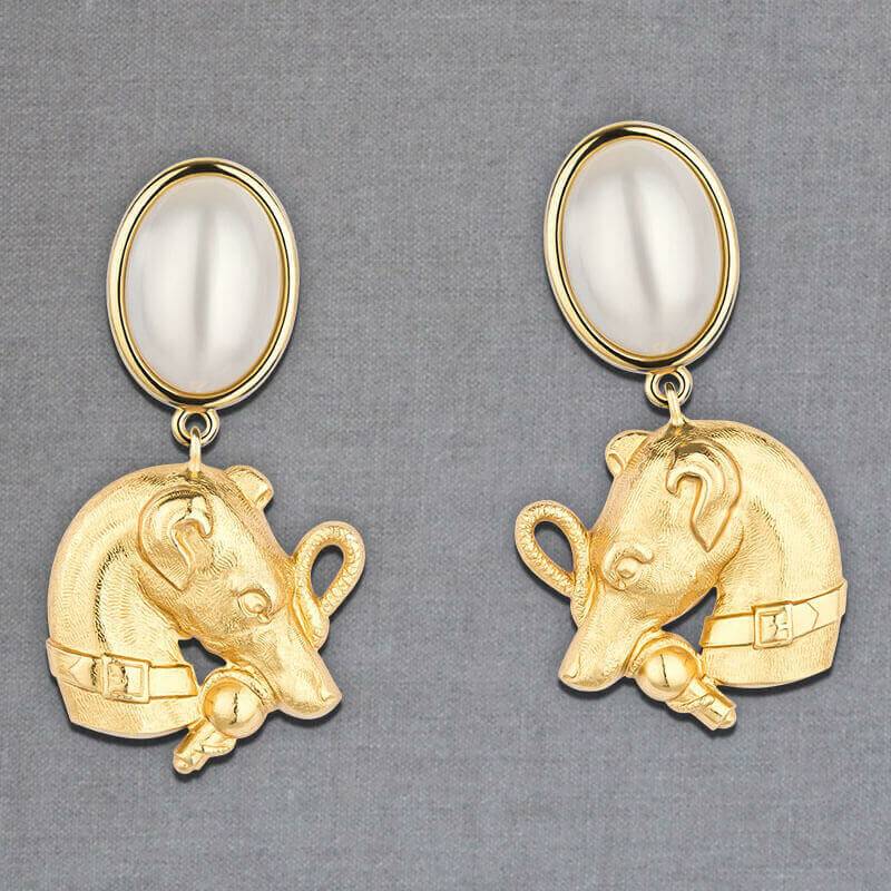 SchwesterSchwester Ohrstecker In Perlmuttfarben Mit Jagdhund Von AmuseToi