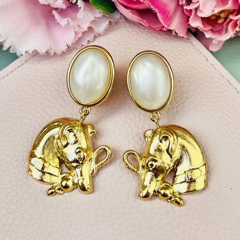 SchwesterSchwester Ohrstecker in Perlmuttfarben mit Jagdhund von AmuseToi