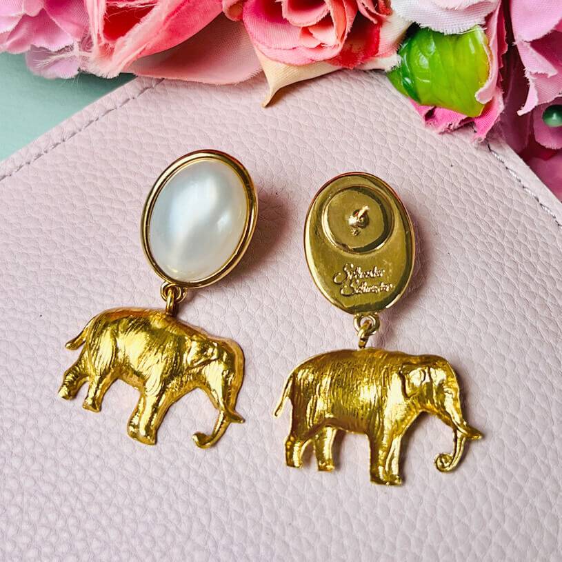 SchwesterSchwester Ohrstecker In Perlmuttfarben Mit Vergoldetem Elefant Von AmuseToi