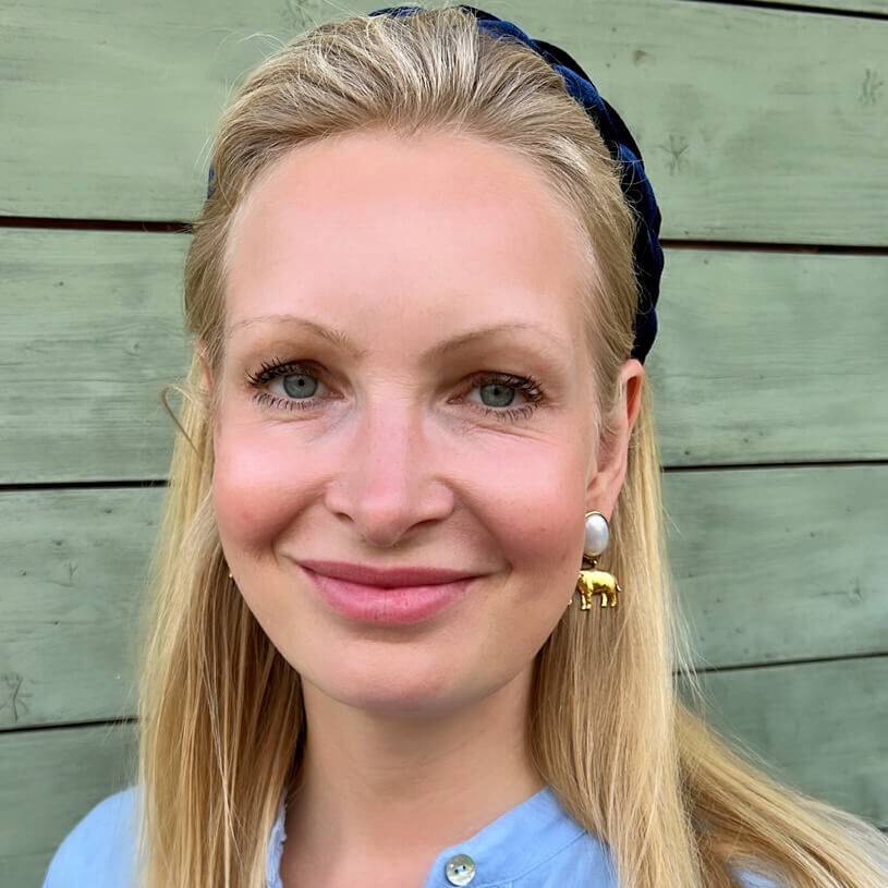 SchwesterSchwester Ohrstecker In Perlmuttfarben Mit Vergoldetem Elefant Von AmuseToi