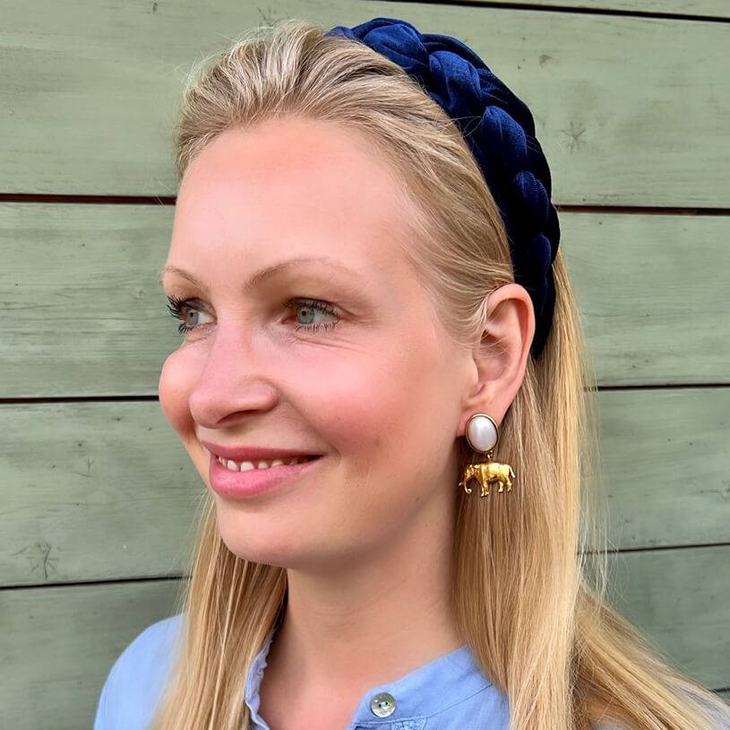 SchwesterSchwester Ohrstecker In Perlmuttfarben Mit Vergoldetem Elefant Von AmuseToi