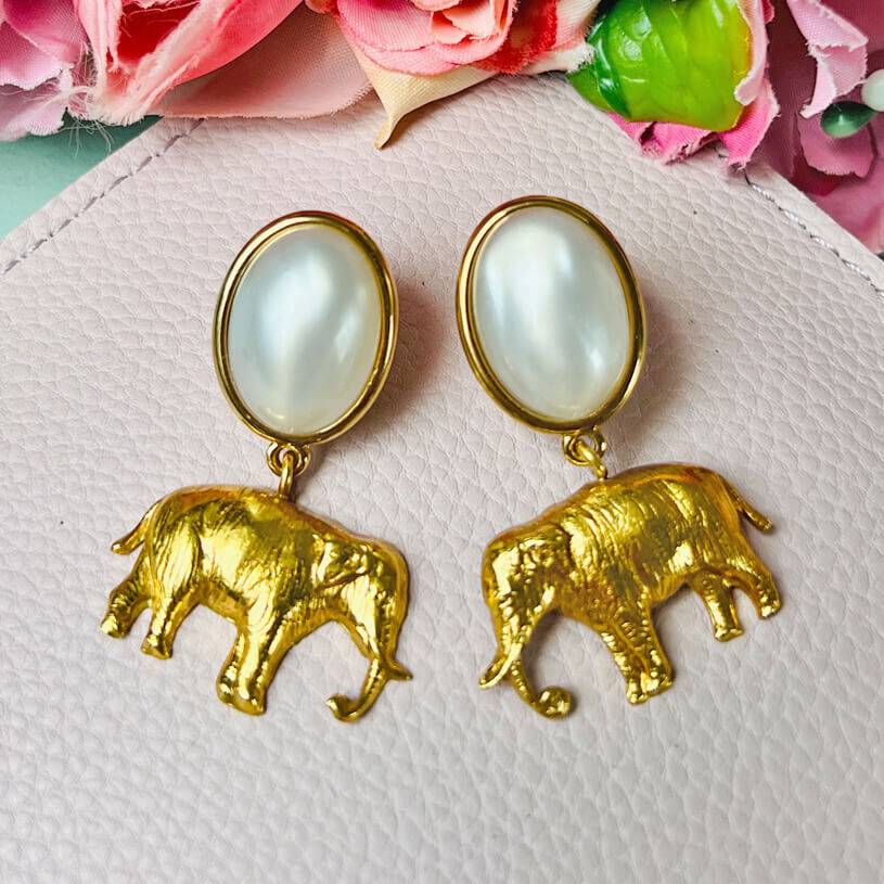 SchwesterSchwester Ohrstecker in Perlmuttfarben mit vergoldetem Elefant von AmuseToi