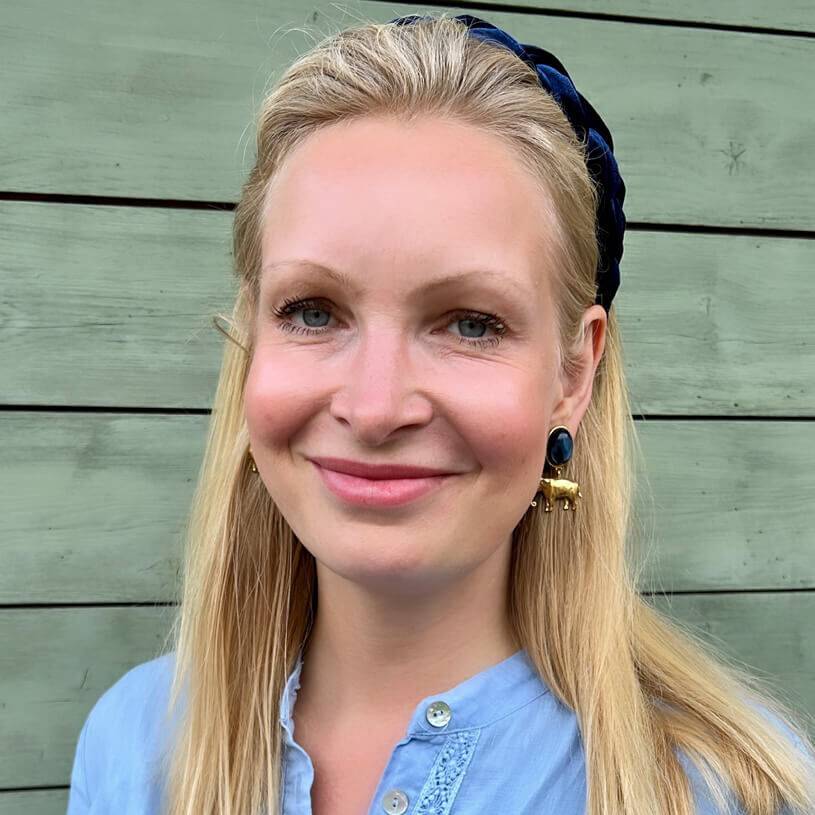 SchwesterSchwester Ohrstecker In Schimmerndem Dunkelblau Mit Vergoldetem Elefant