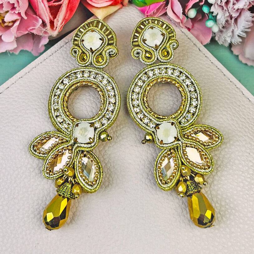 SchwesterSchwester Opulente Soutache-Ohrringe in Gold und Champagner SchwesterSchwester Opulente Soutache-Ohrringe in Gold und Champagner