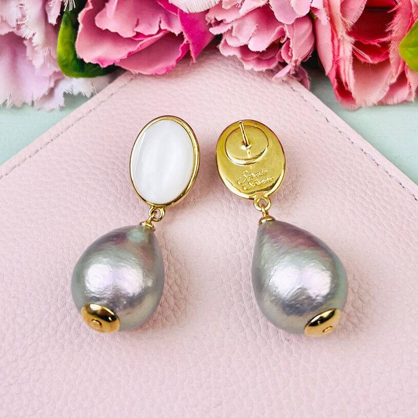 SchwesterSchwester Perlmutt Schimmernde Ohrstecker Mit Federleichten Silbergrauen Tropfen Von AmuseToi