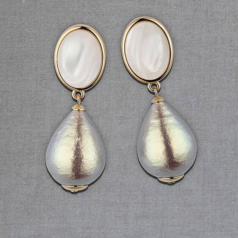 SchwesterSchwester Perlmutt Schimmernde Ohrstecker Mit Federleichten Silbergrauen Tropfen Von AmuseToi