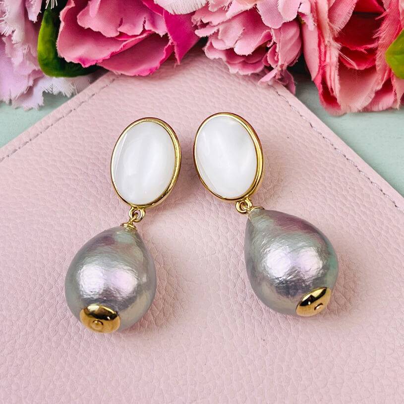 SchwesterSchwester Perlmutt schimmernde Ohrstecker mit federleichten silbergrauen Tropfen von AmuseToi