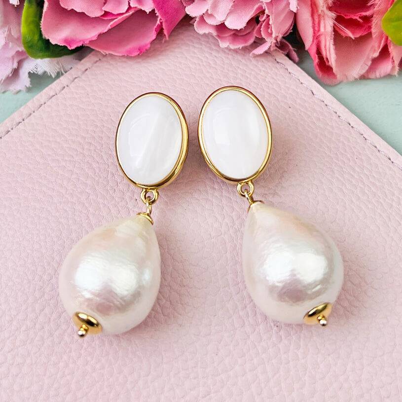 SchwesterSchwester Perlmutt schimmernde Ohrstecker mit federleichten Tropfen von AmuseToi