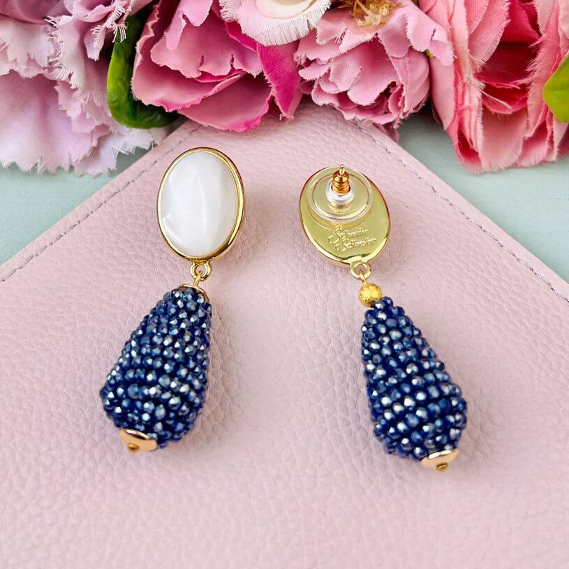 SchwesterSchwester Perlmuttfarbene Ohrringe Mit Glitzerndem Dunkelblauen Tropfen Von AmuseToi
