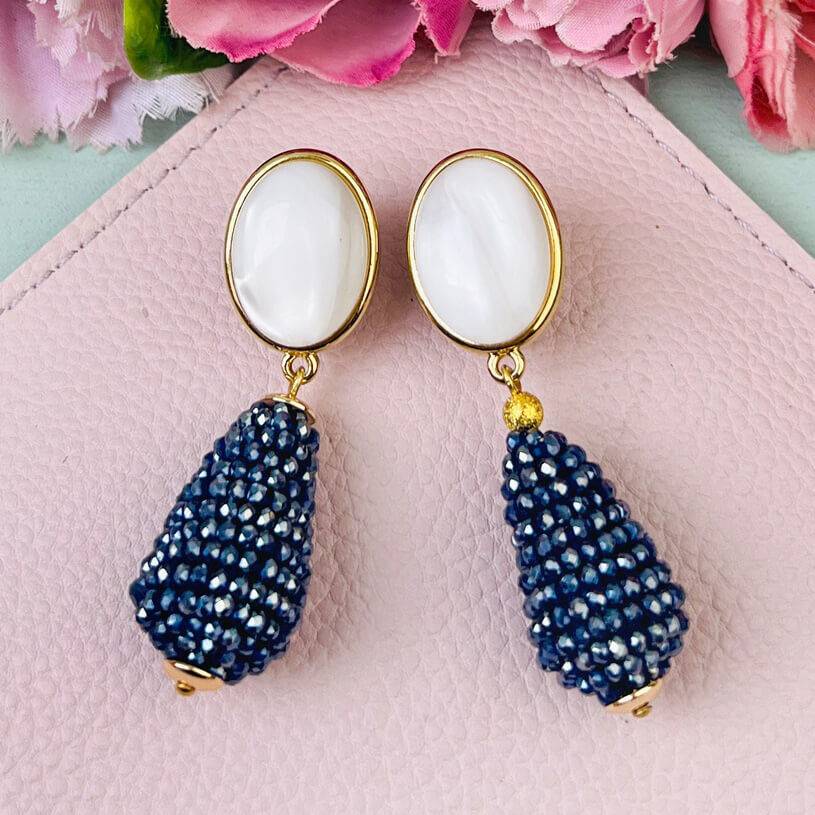 SchwesterSchwester Perlmuttfarbene Ohrringe mit glitzerndem dunkelblauen Tropfen von AmuseToi