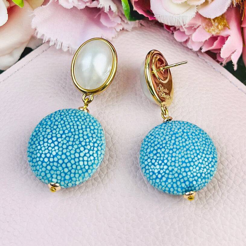 SchwesterSchwester Perlmuttfarbene Ohrringe Mit Hellblauem Anhänger In Rochenhautoptik