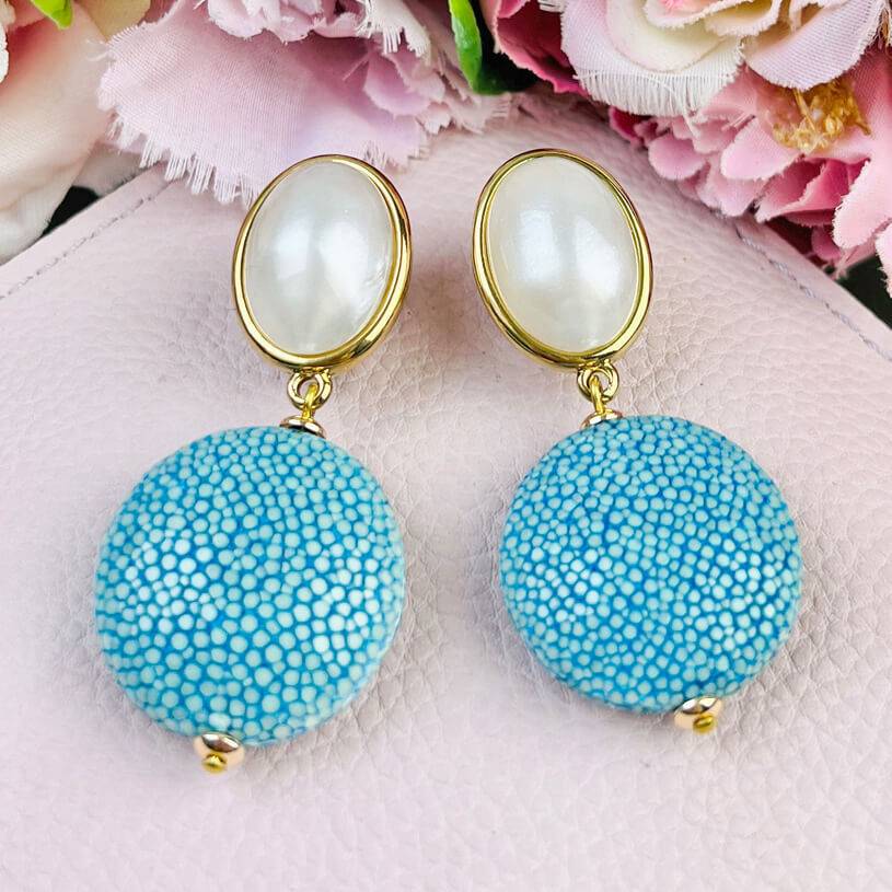 SchwesterSchwester Perlmuttfarbene Ohrringe mit hellblauem Anhänger in Rochenhautoptik