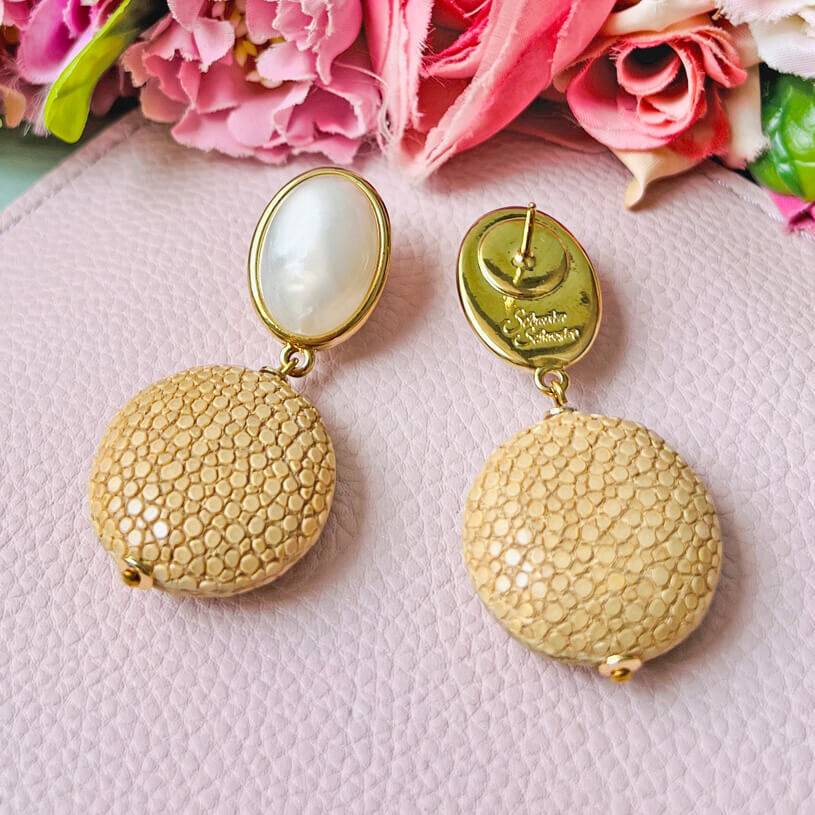 SchwesterSchwester Perlmuttfarbene Ohrringe Mit Nudefarbenem Anhänger In Rochenhautoptik