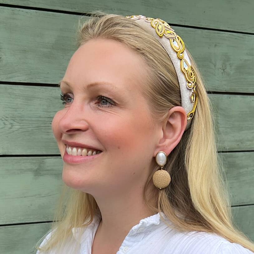 SchwesterSchwester Perlmuttfarbene Ohrringe Mit Nudefarbenem Anhänger In Rochenhautoptik