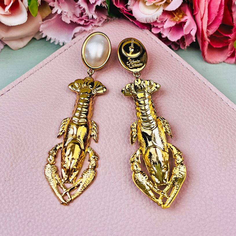 SchwesterSchwester Perlmuttfarbene Ohrringe Mit Vergoldeten Langusten Von AmuseToi