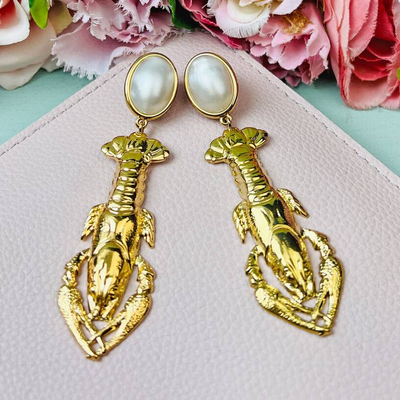 SchwesterSchwester Perlmuttfarbene Ohrringe mit vergoldeten Langusten von AmuseToi