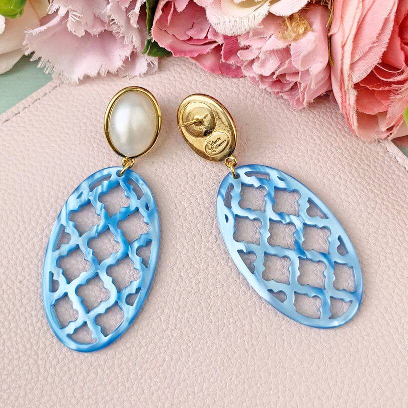 SchwesterSchwester Perlmuttfarbene Ohrstecker Mit Hellblauem Oval Im Marrakesch Stil