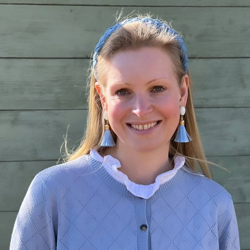 SchwesterSchwester Perlmuttfarbene Ohrstecker Mit Quaste In Hellblau Von AmuseToi